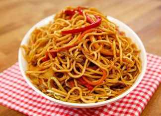 Noodle: Dünyada ve Türkiye’de Popülerliği Artan Bir Lezzet Noodle, Asya mutfağının en bilinen yiyeceklerinden biridir. Tarihi binlerce yıl öncesine kadar uzanan bu yiyecek, özellikle Çin, Japonya, Kore ve Tayland gibi ülkelerde büyük bir kültürel değer taşır. Pirinç, buğday veya yumurta gibi farklı malzemelerle hazırlanabilen noodle, bölgeden bölgeye farklılık gösterir. Çin mutfağında genellikle buğday unuyla yapılan versiyonları tercih edilirken, Japonya’da ramen ve soba çeşitleri öne çıkar. Konulu bir haber görseli.