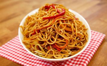 Noodle: Dünyada ve Türkiye’de Popülerliği Artan Bir Lezzet Noodle, Asya mutfağının en bilinen yiyeceklerinden biridir. Tarihi binlerce yıl öncesine kadar uzanan bu yiyecek, özellikle Çin, Japonya, Kore ve Tayland gibi ülkelerde büyük bir kültürel değer taşır. Pirinç, buğday veya yumurta gibi farklı malzemelerle hazırlanabilen noodle, bölgeden bölgeye farklılık gösterir. Çin mutfağında genellikle buğday unuyla yapılan versiyonları tercih edilirken, Japonya’da ramen ve soba çeşitleri öne çıkar. Konulu bir haber görseli.