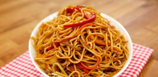 Noodle: Dünyada ve Türkiye’de Popülerliği Artan Bir Lezzet Noodle, Asya mutfağının en bilinen yiyeceklerinden biridir. Tarihi binlerce yıl öncesine kadar uzanan bu yiyecek, özellikle Çin, Japonya, Kore ve Tayland gibi ülkelerde büyük bir kültürel değer taşır. Pirinç, buğday veya yumurta gibi farklı malzemelerle hazırlanabilen noodle, bölgeden bölgeye farklılık gösterir. Çin mutfağında genellikle buğday unuyla yapılan versiyonları tercih edilirken, Japonya’da ramen ve soba çeşitleri öne çıkar. Konulu bir haber görseli.