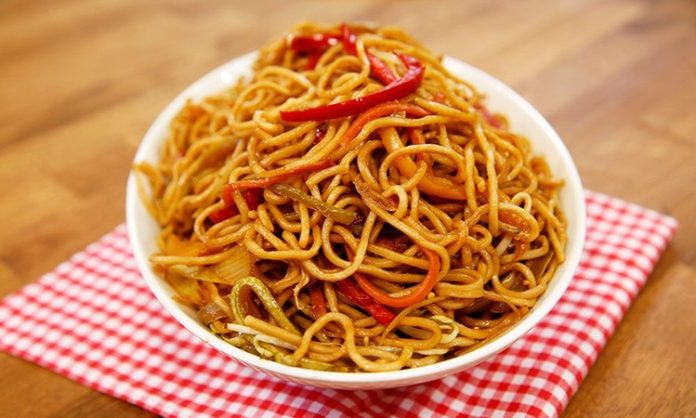 Noodle, Asya mutfağının en bilinen yiyeceklerinden biridir. Tarihi binlerce yıl öncesine kadar uzanan bu yiyecek, özellikle Çin, Japonya, Kore ve Tayland gibi ülkelerde büyük bir kültürel değer taşır. Pirinç, buğday veya yumurta gibi farklı malzemelerle hazırlanabilen noodle, bölgeden bölgeye farklılık gösterir. Çin mutfağında genellikle buğday unuyla yapılan versiyonları tercih edilirken, Japonya’da ramen ve soba çeşitleri öne çıkar. Konulu bir haber görseli.