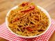 Noodle, Asya mutfağının en bilinen yiyeceklerinden biridir. Tarihi binlerce yıl öncesine kadar uzanan bu yiyecek, özellikle Çin, Japonya, Kore ve Tayland gibi ülkelerde büyük bir kültürel değer taşır. Pirinç, buğday veya yumurta gibi farklı malzemelerle hazırlanabilen noodle, bölgeden bölgeye farklılık gösterir. Çin mutfağında genellikle buğday unuyla yapılan versiyonları tercih edilirken, Japonya’da ramen ve soba çeşitleri öne çıkar. Konulu bir haber görseli.