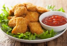 Nugget, özellikle hızlı ve pratik öğün arayanların favori seçeneklerinden biri haline gelmiş bir yiyecektir. Kökeni Amerika’ya dayanan bu atıştırmalık, 1950’li yıllarda geliştirilmiş ve kısa sürede dünya çapında popüler olmuştur. Tavuk eti, kaplamalı ve kızartılmış olarak hazırlanarak altın sarısı bir dış yüzeye kavuşur. Konulu bir haber görseli.