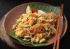 Pad Thai, Tayland mutfağının en bilinen yemeklerinden biridir ve dünya genelinde milyonlarca insan tarafından sevilerek tüketilmektedir. Bu yemek, özellikle Tayland’ın kimliğini yansıtan bir lezzet olarak öne çıkar. 1930’lu yıllarda ülkenin milli kimliğini güçlendirmek amacıyla öne çıkarılan bu yemek, kısa sürede Tayland’ın ulusal yemeklerinden biri haline gelmiştir. Pirinç eriştesiyle yapılan bu özel yemek, Tayland’ın zengin mutfak kültürünü uluslararası alanda temsil etmektedir. Konulu bir haber görseli.