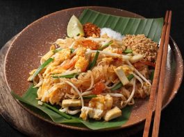 Pad Thai Dünyanın En Sevilen Uzak Doğu Lezzetlerinden Biri Pad Thai, Tayland mutfağının en bilinen yemeklerinden biridir ve dünya genelinde milyonlarca insan tarafından sevilerek tüketilmektedir. Bu yemek, özellikle Tayland’ın kimliğini yansıtan bir lezzet olarak öne çıkar. 1930’lu yıllarda ülkenin milli kimliğini güçlendirmek amacıyla öne çıkarılan bu yemek, kısa sürede Tayland’ın ulusal yemeklerinden biri haline gelmiştir. Pirinç eriştesiyle yapılan bu özel yemek, Tayland’ın zengin mutfak kültürünü uluslararası alanda temsil etmektedir. Konulu bir haber görseli.