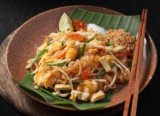 Pad Thai Dünyanın En Sevilen Uzak Doğu Lezzetlerinden Biri Pad Thai, Tayland mutfağının en bilinen yemeklerinden biridir ve dünya genelinde milyonlarca insan tarafından sevilerek tüketilmektedir. Bu yemek, özellikle Tayland’ın kimliğini yansıtan bir lezzet olarak öne çıkar. 1930’lu yıllarda ülkenin milli kimliğini güçlendirmek amacıyla öne çıkarılan bu yemek, kısa sürede Tayland’ın ulusal yemeklerinden biri haline gelmiştir. Pirinç eriştesiyle yapılan bu özel yemek, Tayland’ın zengin mutfak kültürünü uluslararası alanda temsil etmektedir. Konulu bir haber görseli.