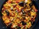 Paella İspanya Mutfağının Renkli Lezzeti Paella, İspanya’nın en bilinen yemeklerinden biri olarak dünya mutfağında önemli bir yere sahiptir. Özellikle Valencia bölgesinde ortaya çıkan bu yemek, zamanla tüm ülkeye ve oradan da dünyaya yayılmıştır. Tarihi 15. yüzyıla kadar uzanan paella, köylülerin tarlalarda buldukları malzemeleri bir araya getirerek pişirdikleri pratik bir yemek olarak doğmuştur. Konulu bir haber görseli.