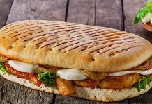 Panini, İtalyan mutfağının en sevilen ve hızlı atıştırmalık seçeneklerinden biridir. Kelime anlamı olarak “küçük ekmekler” anlamına gelen panini, İtalya’da özellikle öğle yemeklerinde tercih edilir. Geleneksel olarak ciabatta veya focaccia ekmeği kullanılarak hazırlanan panini, peynir, et ve sebzelerle zenginleştirilir. Konulu bir haber görseli.