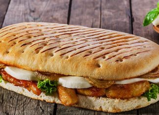 Panini: İtalyan Lezzetinin Hızlı Atıştırması Panini, İtalyan mutfağının en sevilen ve hızlı atıştırmalık seçeneklerinden biridir. Kelime anlamı olarak “küçük ekmekler” anlamına gelen panini, İtalya’da özellikle öğle yemeklerinde tercih edilir. Geleneksel olarak ciabatta veya focaccia ekmeği kullanılarak hazırlanan panini, peynir, et ve sebzelerle zenginleştirilir. Konulu bir haber görseli.