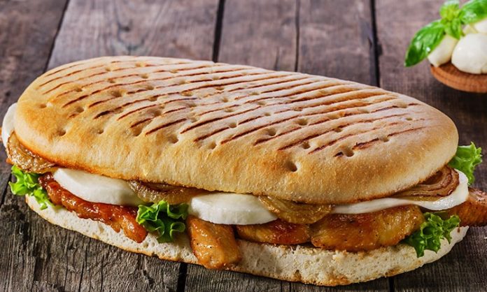 Panini, İtalyan mutfağının en sevilen ve hızlı atıştırmalık seçeneklerinden biridir. Kelime anlamı olarak “küçük ekmekler” anlamına gelen panini, İtalya’da özellikle öğle yemeklerinde tercih edilir. Geleneksel olarak ciabatta veya focaccia ekmeği kullanılarak hazırlanan panini, peynir, et ve sebzelerle zenginleştirilir. Konulu bir haber görseli.