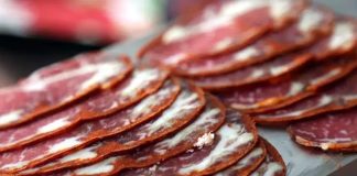 Pastırma dilimi, Türk mutfağının köklü geleneklerinden günümüze taşınmış, eşsiz aroması ve yoğun lezzetiyle sofralarda özel bir yere sahip olan bir üründür. Kayseri başta olmak üzere Anadolu’nun farklı bölgelerinde üretilen pastırma, ince dilimlenerek tüketildiğinde hem kahvaltılarda hem de yemeklerde ayrı bir tat sunar. Yüzyıllardır varlığını koruyan bu özel lezzet, günümüzde de sofraların en çok aranan ürünleri arasında yer almaktadır. Konulu bir haber görseli.