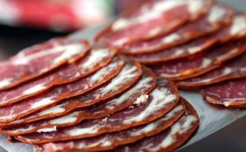 Pastırma Dilimi: Sofraların Vazgeçilmez Lezzeti Pastırma dilimi, Türk mutfağının köklü geleneklerinden günümüze taşınmış, eşsiz aroması ve yoğun lezzetiyle sofralarda özel bir yere sahip olan bir üründür. Kayseri başta olmak üzere Anadolu’nun farklı bölgelerinde üretilen pastırma, ince dilimlenerek tüketildiğinde hem kahvaltılarda hem de yemeklerde ayrı bir tat sunar. Yüzyıllardır varlığını koruyan bu özel lezzet, günümüzde de sofraların en çok aranan ürünleri arasında yer almaktadır. Konulu bir haber görseli.