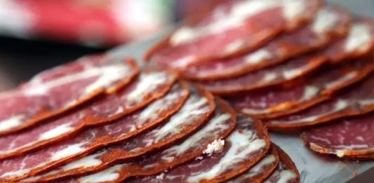 Pastırma Dilimi: Sofraların Vazgeçilmez Lezzeti Pastırma dilimi, Türk mutfağının köklü geleneklerinden günümüze taşınmış, eşsiz aroması ve yoğun lezzetiyle sofralarda özel bir yere sahip olan bir üründür. Kayseri başta olmak üzere Anadolu’nun farklı bölgelerinde üretilen pastırma, ince dilimlenerek tüketildiğinde hem kahvaltılarda hem de yemeklerde ayrı bir tat sunar. Yüzyıllardır varlığını koruyan bu özel lezzet, günümüzde de sofraların en çok aranan ürünleri arasında yer almaktadır. Konulu bir haber görseli.