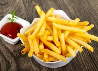 Patates kızartması, dünya genelinde en çok tüketilen atıştırmalıklardan biri olarak bilinir. Kökeni 18. yüzyıl Avrupa’sına dayanan bu lezzetli yiyecek, özellikle Belçika ve Fransa’da gelişmiştir. Küçük doğranmış patatesler, yağda kızartılarak altın sarısı bir renge kavuşur ve çıtır bir doku elde edilir. Konulu bir haber görseli.