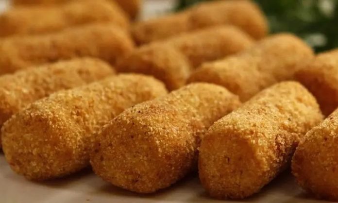 Patates kroket, özellikle Avrupa mutfağında uzun bir geçmişe sahip olan, çıtır dış yüzeyi ve yumuşak iç dokusuyla öne çıkan bir atıştırmalıktır. İsmi Fransızca “croquette” kelimesinden gelir ve bu tür atıştırmalıkların altın sarısı, çıtır dış kaplamasıyla tanınması, lezzetinin simgesi haline gelmiştir. Konulu bir haber görseli.