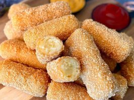 Patates Kroket: Pratik Atıştırmalık Ve Sofraların Vazgeçilmezi Patates kroket, hem çocukların hem de yetişkinlerin favori atıştırmalıkları arasında yer alıyor. Dışı çıtır çıtır, içi yumuşacık olan bu lezzetli atıştırmalık, farklı soslarla birlikte sunulduğunda sofraların yıldızı hâline geliyor. Patates kroket, özellikle pratik hazırlanışı sayesinde hem hızlı bir akşam yemeği tamamlayıcısı hem de davet sofralarının şık atıştırmalığı olarak öne çıkıyor. Bu yazımızda patates kroket yapımını, malzeme seçimlerini, pişirme tekniklerini ve sunum önerilerini detaylı şekilde ele alacağız. Konulu bir haber görseli.