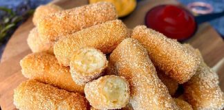 Patates kroket, hem çocukların hem de yetişkinlerin favori atıştırmalıkları arasında yer alıyor. Dışı çıtır çıtır, içi yumuşacık olan bu lezzetli atıştırmalık, farklı soslarla birlikte sunulduğunda sofraların yıldızı hâline geliyor. Patates kroket, özellikle pratik hazırlanışı sayesinde hem hızlı bir akşam yemeği tamamlayıcısı hem de davet sofralarının şık atıştırmalığı olarak öne çıkıyor. Bu yazımızda patates kroket yapımını, malzeme seçimlerini, pişirme tekniklerini ve sunum önerilerini detaylı şekilde ele alacağız. Konulu bir haber görseli.