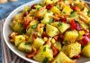 Patates salatası, dünya mutfaklarında olduğu gibi Türk mutfağında da popüler bir meze olarak öne çıkar. Hem pratik hem de doyurucu oluşu, özellikle davet sofralarında ve günlük yemeklerde tercih edilmesini sağlar. Bu salata, patatesin doğal lezzetiyle diğer malzemelerin uyumunu ön plana çıkaran hafif ve besleyici bir seçenektir. Konulu bir haber görseli.