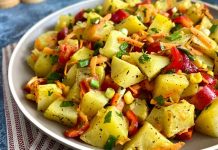 Patates salatası, dünya mutfaklarında olduğu gibi Türk mutfağında da popüler bir meze olarak öne çıkar. Hem pratik hem de doyurucu oluşu, özellikle davet sofralarında ve günlük yemeklerde tercih edilmesini sağlar. Bu salata, patatesin doğal lezzetiyle diğer malzemelerin uyumunu ön plana çıkaran hafif ve besleyici bir seçenektir. Konulu bir haber görseli.