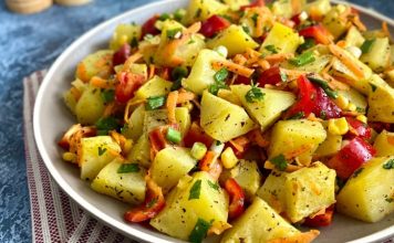 Patates salatası, dünya mutfaklarında olduğu gibi Türk mutfağında da popüler bir meze olarak öne çıkar. Hem pratik hem de doyurucu oluşu, özellikle davet sofralarında ve günlük yemeklerde tercih edilmesini sağlar. Bu salata, patatesin doğal lezzetiyle diğer malzemelerin uyumunu ön plana çıkaran hafif ve besleyici bir seçenektir. Konulu bir haber görseli.