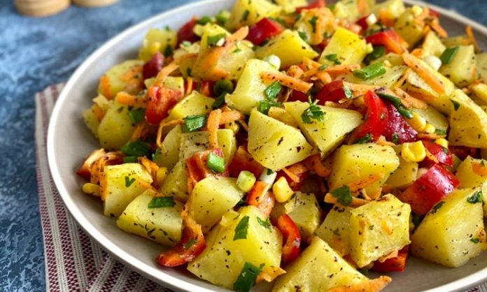 Patates salatası, dünya mutfaklarında olduğu gibi Türk mutfağında da popüler bir meze olarak öne çıkar. Hem pratik hem de doyurucu oluşu, özellikle davet sofralarında ve günlük yemeklerde tercih edilmesini sağlar. Bu salata, patatesin doğal lezzetiyle diğer malzemelerin uyumunu ön plana çıkaran hafif ve besleyici bir seçenektir. Konulu bir haber görseli.