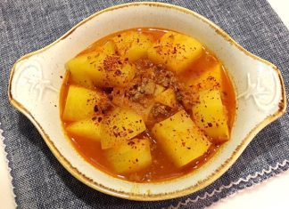 Patates Yemeği: Sofraların Vazgeçilmez Lezzeti Patates yemeği, hem geleneksel Türk mutfağında hem de dünya mutfaklarında önemli bir yer tutar. Patatesin anavatanı Güney Amerika olsa da, Türk mutfağına girişi 18. yüzyıla dayanır ve kısa sürede sofraların baş tacı olmuştur. Patatesin çok yönlü kullanımı ve uygun fiyatı, onu her mutfakta vazgeçilmez kılar. Konulu bir haber görseli.