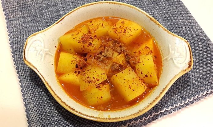 Patates yemeği, hem geleneksel Türk mutfağında hem de dünya mutfaklarında önemli bir yer tutar. Patatesin anavatanı Güney Amerika olsa da, Türk mutfağına girişi 18. yüzyıla dayanır ve kısa sürede sofraların baş tacı olmuştur. Patatesin çok yönlü kullanımı ve uygun fiyatı, onu her mutfakta vazgeçilmez kılar. Konulu bir haber görseli.
