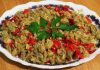 Patlıcan salatası, özellikle Akdeniz ve Ege mutfağının sevilen mezelerinden biridir ve hem hafifliği hem de besleyici özelliği ile öne çıkar. Patlıcan salatası, közlenmiş patlıcan, biber, sarımsak, limon ve zeytinyağı ile hazırlanan, ferahlatıcı ve sağlıklı bir mezedir. Patlıcan, lif ve vitamin açısından zengindir, sindirim sistemini destekler ve tokluk hissi yaratır. Zeytinyağı ve limon ise hem aroma hem de sağlıklı yağ alımı açısından önemli katkılar sağlar. Konulu bir haber görseli.