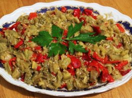 Patlıcan Salatası İle Sofralara Hafif Ve Lezzetli Dokunuş Patlıcan salatası, özellikle Akdeniz ve Ege mutfağının sevilen mezelerinden biridir ve hem hafifliği hem de besleyici özelliği ile öne çıkar. Patlıcan salatası, közlenmiş patlıcan, biber, sarımsak, limon ve zeytinyağı ile hazırlanan, ferahlatıcı ve sağlıklı bir mezedir. Patlıcan, lif ve vitamin açısından zengindir, sindirim sistemini destekler ve tokluk hissi yaratır. Zeytinyağı ve limon ise hem aroma hem de sağlıklı yağ alımı açısından önemli katkılar sağlar. Konulu bir haber görseli.