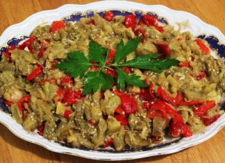 Patlıcan Salatası İle Sofralara Hafif Ve Lezzetli Dokunuş Patlıcan salatası, özellikle Akdeniz ve Ege mutfağının sevilen mezelerinden biridir ve hem hafifliği hem de besleyici özelliği ile öne çıkar. Patlıcan salatası, közlenmiş patlıcan, biber, sarımsak, limon ve zeytinyağı ile hazırlanan, ferahlatıcı ve sağlıklı bir mezedir. Patlıcan, lif ve vitamin açısından zengindir, sindirim sistemini destekler ve tokluk hissi yaratır. Zeytinyağı ve limon ise hem aroma hem de sağlıklı yağ alımı açısından önemli katkılar sağlar. Konulu bir haber görseli.