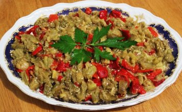 Patlıcan Salatası İle Sofralara Hafif Ve Lezzetli Dokunuş Patlıcan salatası, özellikle Akdeniz ve Ege mutfağının sevilen mezelerinden biridir ve hem hafifliği hem de besleyici özelliği ile öne çıkar. Patlıcan salatası, közlenmiş patlıcan, biber, sarımsak, limon ve zeytinyağı ile hazırlanan, ferahlatıcı ve sağlıklı bir mezedir. Patlıcan, lif ve vitamin açısından zengindir, sindirim sistemini destekler ve tokluk hissi yaratır. Zeytinyağı ve limon ise hem aroma hem de sağlıklı yağ alımı açısından önemli katkılar sağlar. Konulu bir haber görseli.
