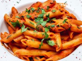 Penne Arabiata: Baharatlı ve Lezzetli İtalyan Makarnası İtalyan mutfağının vazgeçilmezlerinden biri olan penne arabiata, baharatlı sosu ve pratik hazırlanışıyla dünya genelinde popüler bir yemek hâline gelmiştir. “Arabiata” kelimesi İtalyanca’da “öfkeli” anlamına gelir ve yemeğin acı kırmızı biberleriyle karakterize edilen lezzetini tanımlar. Bu özel makarna, özellikle hızlı ve lezzetli bir öğün arayanların favorisi olmuştur. Konulu bir haber görseli.