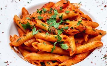 Penne Arabiata: Baharatlı ve Lezzetli İtalyan Makarnası İtalyan mutfağının vazgeçilmezlerinden biri olan penne arabiata, baharatlı sosu ve pratik hazırlanışıyla dünya genelinde popüler bir yemek hâline gelmiştir. “Arabiata” kelimesi İtalyanca’da “öfkeli” anlamına gelir ve yemeğin acı kırmızı biberleriyle karakterize edilen lezzetini tanımlar. Bu özel makarna, özellikle hızlı ve lezzetli bir öğün arayanların favorisi olmuştur. Konulu bir haber görseli.