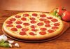 Pepperoni pizza, İtalyan mutfağından Amerikan kültürüne uzanan bir pizza çeşididir. İnce hamuru, baharatlı pepperoni dilimleri ve eriyen mozzarella peyniri ile eşsiz bir lezzet sunar. Amerika’da pizzanın popülerleşmesiyle birlikte pepperoni, dünya genelinde pizza severlerin en çok tercih ettiği malzemelerden biri haline gelmiştir. Konulu bir haber görseli.