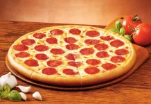 Pepperoni pizza, İtalyan mutfağından Amerikan kültürüne uzanan bir pizza çeşididir. İnce hamuru, baharatlı pepperoni dilimleri ve eriyen mozzarella peyniri ile eşsiz bir lezzet sunar. Amerika’da pizzanın popülerleşmesiyle birlikte pepperoni, dünya genelinde pizza severlerin en çok tercih ettiği malzemelerden biri haline gelmiştir. Konulu bir haber görseli.