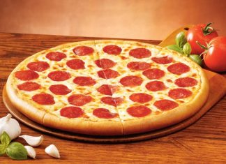 Pepperoni Pizza: Lezzet Tutkunlarının Vazgeçilmezi Pepperoni pizza, İtalyan mutfağından Amerikan kültürüne uzanan bir pizza çeşididir. İnce hamuru, baharatlı pepperoni dilimleri ve eriyen mozzarella peyniri ile eşsiz bir lezzet sunar. Amerika’da pizzanın popülerleşmesiyle birlikte pepperoni, dünya genelinde pizza severlerin en çok tercih ettiği malzemelerden biri haline gelmiştir. Konulu bir haber görseli.