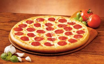 Pepperoni Pizza: Lezzet Tutkunlarının Vazgeçilmezi Pepperoni pizza, İtalyan mutfağından Amerikan kültürüne uzanan bir pizza çeşididir. İnce hamuru, baharatlı pepperoni dilimleri ve eriyen mozzarella peyniri ile eşsiz bir lezzet sunar. Amerika’da pizzanın popülerleşmesiyle birlikte pepperoni, dünya genelinde pizza severlerin en çok tercih ettiği malzemelerden biri haline gelmiştir. Konulu bir haber görseli.