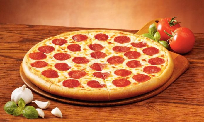 Pepperoni pizza, İtalyan mutfağından Amerikan kültürüne uzanan bir pizza çeşididir. İnce hamuru, baharatlı pepperoni dilimleri ve eriyen mozzarella peyniri ile eşsiz bir lezzet sunar. Amerika’da pizzanın popülerleşmesiyle birlikte pepperoni, dünya genelinde pizza severlerin en çok tercih ettiği malzemelerden biri haline gelmiştir. Konulu bir haber görseli.