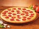 Pepperoni pizza, İtalyan mutfağından Amerikan kültürüne uzanan bir pizza çeşididir. İnce hamuru, baharatlı pepperoni dilimleri ve eriyen mozzarella peyniri ile eşsiz bir lezzet sunar. Amerika’da pizzanın popülerleşmesiyle birlikte pepperoni, dünya genelinde pizza severlerin en çok tercih ettiği malzemelerden biri haline gelmiştir. Konulu bir haber görseli.