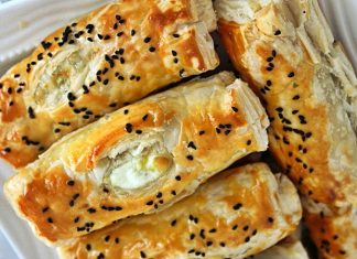 Peynirli börek, Türk mutfağının en özel ve geleneksel lezzetlerinden biridir. Çay saatlerinin en çok aranan eşlikçisi, misafir sofralarının baş tacı ve sabah kahvaltılarının olmazsa olmazı olan bu börek çeşidi, pratik hazırlanışıyla da gönülleri fetheder. Kat kat yufkaların arasına serilen lezzetli peynir harcı sayesinde ortaya çıkan doyurucu tat, hem günlük öğünlerde hem de özel davetlerde sıklıkla tercih edilir. Bugün, peynirli böreğin tarihinden yapılışına, farklı çeşitlerinden püf noktalarına kadar pek çok detayı keşfedeceğiz. Konulu bir haber görseli.