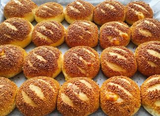 Poğaça: Gelenekten Moderne Uzanan Lezzet Yolculuğu Poğaça, Türk mutfağının en sevilen hamur işlerinden biridir. Genellikle kahvaltılarda, çay saatlerinde ve ara öğünlerde tercih edilen poğaça, yumuşak dokusu ve lezzetli iç harcı ile öne çıkar. Tarihi kökenleri Osmanlı mutfağına kadar uzanan poğaça, farklı iç malzemelerle zenginleştirilerek günümüzde birçok çeşitte tüketilmektedir. Konulu bir haber görseli.