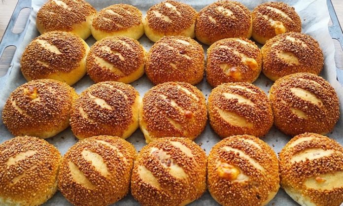 Poğaça, Türk mutfağının en sevilen hamur işlerinden biridir. Genellikle kahvaltılarda, çay saatlerinde ve ara öğünlerde tercih edilen poğaça, yumuşak dokusu ve lezzetli iç harcı ile öne çıkar. Tarihi kökenleri Osmanlı mutfağına kadar uzanan poğaça, farklı iç malzemelerle zenginleştirilerek günümüzde birçok çeşitte tüketilmektedir. Konulu bir haber görseli.