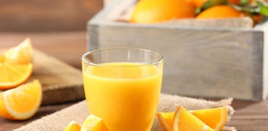Portakal suyu, sağlıklı yaşamın vazgeçilmez içeceklerinden biri olarak öne çıkıyor. Portakal suyu, yüksek oranda C vitamini içerir ve bağışıklık sistemini güçlendirmeye yardımcı olur. Özellikle kış aylarında hastalıklara karşı koruyucu etkisi ile bilinir. Düzenli olarak tüketilen taze portakal suyu, enerji seviyelerini artırır ve günlük vitamin ihtiyacını karşılamaya katkı sağlar. Konulu bir haber görseli.