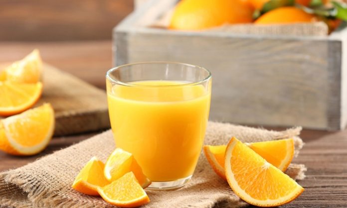 Portakal suyu, sağlıklı yaşamın vazgeçilmez içeceklerinden biri olarak öne çıkıyor. Portakal suyu, yüksek oranda C vitamini içerir ve bağışıklık sistemini güçlendirmeye yardımcı olur. Özellikle kış aylarında hastalıklara karşı koruyucu etkisi ile bilinir. Düzenli olarak tüketilen taze portakal suyu, enerji seviyelerini artırır ve günlük vitamin ihtiyacını karşılamaya katkı sağlar. Konulu bir haber görseli.