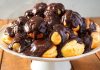 Profiterol, Fransız mutfağından çıkmış, ince ve hafif hamurun içine krem doldurularak yapılan bir tatlıdır. İlk olarak 16. yüzyılda Fransa’da ortaya çıkan bu lezzet, kısa sürede Avrupa’nın farklı bölgelerine yayılmıştır. Hafif yapısı ve şık sunumuyla profiterol, özel günler ve davet sofralarının vazgeçilmezi haline gelmiştir. Konulu bir haber görseli.