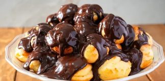 Profiterol, Fransız mutfağından çıkmış, ince ve hafif hamurun içine krem doldurularak yapılan bir tatlıdır. İlk olarak 16. yüzyılda Fransa’da ortaya çıkan bu lezzet, kısa sürede Avrupa’nın farklı bölgelerine yayılmıştır. Hafif yapısı ve şık sunumuyla profiterol, özel günler ve davet sofralarının vazgeçilmezi haline gelmiştir. Konulu bir haber görseli.