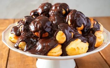 Profiterol: Küçük Tatlıların Büyük Keyfi Profiterol, Fransız mutfağından çıkmış, ince ve hafif hamurun içine krem doldurularak yapılan bir tatlıdır. İlk olarak 16. yüzyılda Fransa’da ortaya çıkan bu lezzet, kısa sürede Avrupa’nın farklı bölgelerine yayılmıştır. Hafif yapısı ve şık sunumuyla profiterol, özel günler ve davet sofralarının vazgeçilmezi haline gelmiştir. Konulu bir haber görseli.