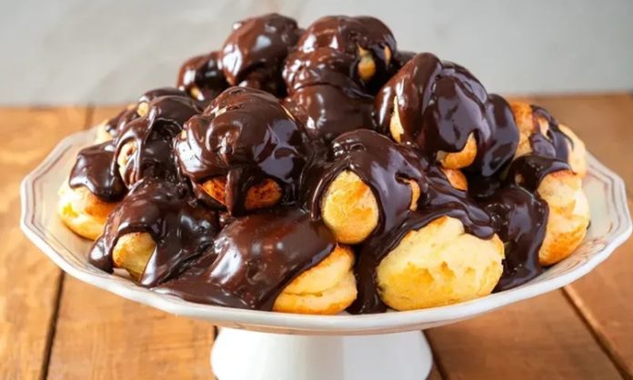 Profiterol, Fransız mutfağından çıkmış, ince ve hafif hamurun içine krem doldurularak yapılan bir tatlıdır. İlk olarak 16. yüzyılda Fransa’da ortaya çıkan bu lezzet, kısa sürede Avrupa’nın farklı bölgelerine yayılmıştır. Hafif yapısı ve şık sunumuyla profiterol, özel günler ve davet sofralarının vazgeçilmezi haline gelmiştir. Konulu bir haber görseli.