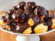 Profiterol, Fransız mutfağından çıkmış, ince ve hafif hamurun içine krem doldurularak yapılan bir tatlıdır. İlk olarak 16. yüzyılda Fransa’da ortaya çıkan bu lezzet, kısa sürede Avrupa’nın farklı bölgelerine yayılmıştır. Hafif yapısı ve şık sunumuyla profiterol, özel günler ve davet sofralarının vazgeçilmezi haline gelmiştir. Konulu bir haber görseli.