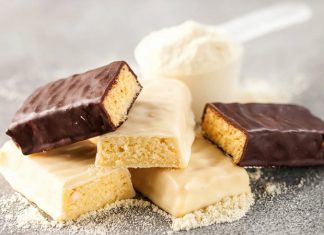 Protein Barlar: Sağlıklı Atıştırmalıkların Yükselen Trendi Günümüzde protein barlar, sporcular, yoğun çalışanlar ve sağlıklı beslenmeyi tercih eden kişiler arasında giderek popülerleşiyor. Bu barlar, pratik ve taşınabilir yapıları sayesinde, hızlı enerji ve protein ihtiyacını karşılamak için ideal bir seçenek sunuyor. Protein barlar, özellikle spor sonrası kas onarımı ve tok kalma süresi açısından önemli bir rol oynuyor. Konulu bir haber görseli.