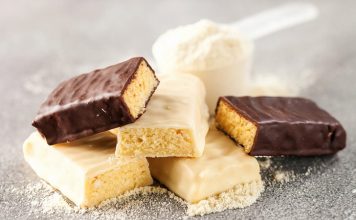 Protein Barlar: Sağlıklı Atıştırmalıkların Yükselen Trendi Günümüzde protein barlar, sporcular, yoğun çalışanlar ve sağlıklı beslenmeyi tercih eden kişiler arasında giderek popülerleşiyor. Bu barlar, pratik ve taşınabilir yapıları sayesinde, hızlı enerji ve protein ihtiyacını karşılamak için ideal bir seçenek sunuyor. Protein barlar, özellikle spor sonrası kas onarımı ve tok kalma süresi açısından önemli bir rol oynuyor. Konulu bir haber görseli.